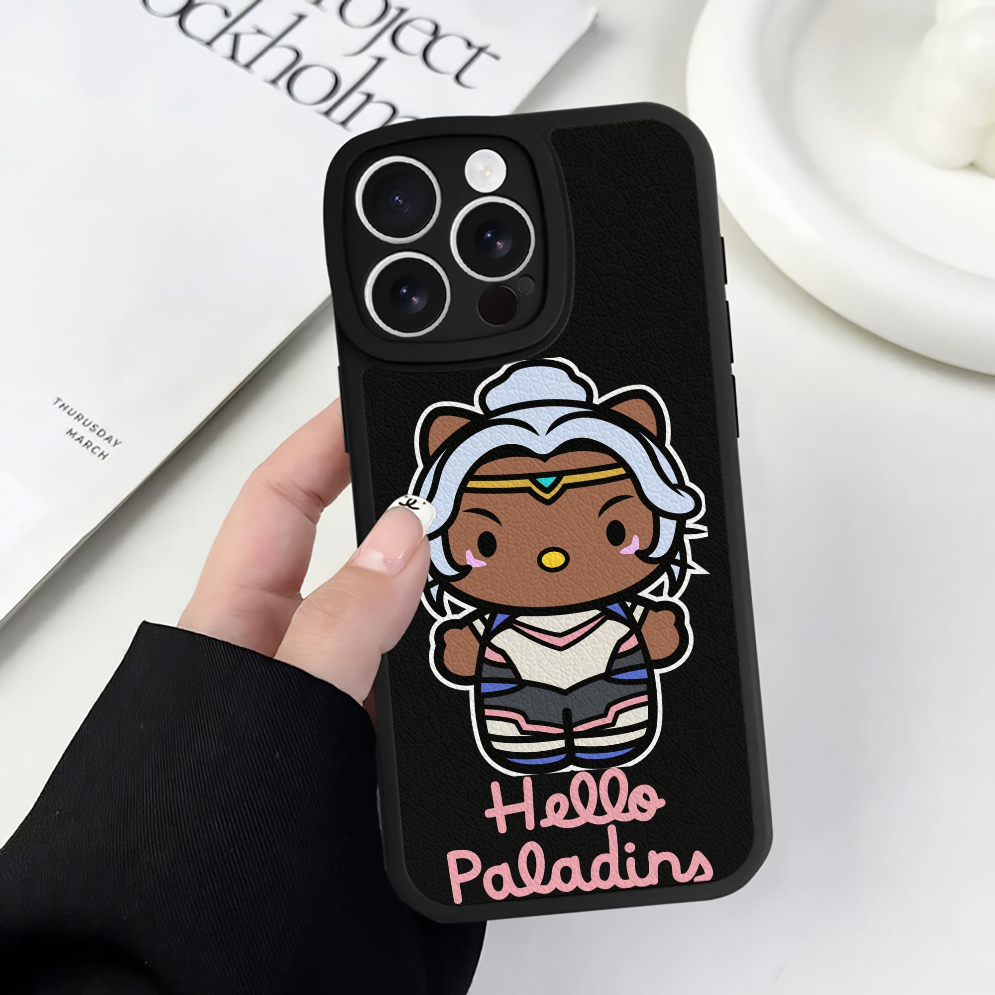 （画像用） Hello Kitty ハローキティ 【iPhone 16シリーズ対応】シリコンスマホケース（レザー調） 材質：シリコン